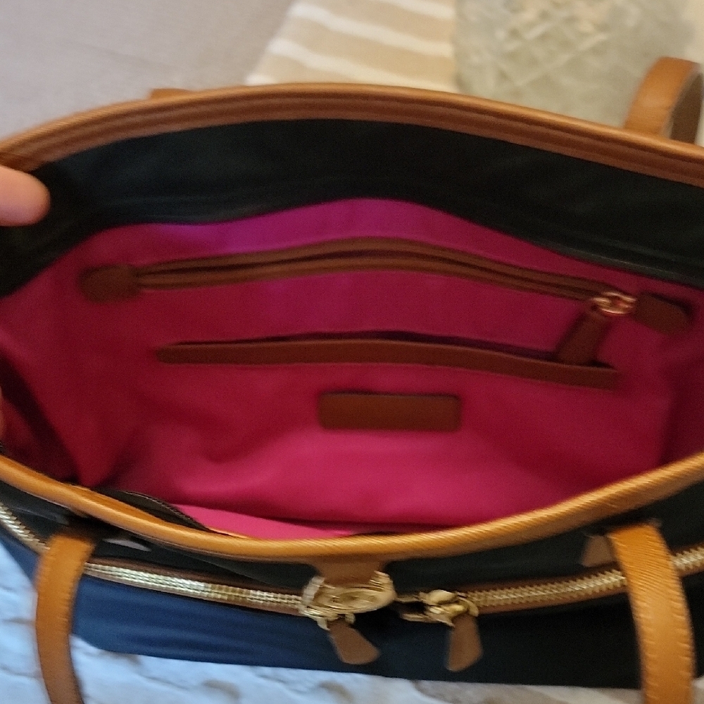 Michael Kors Black and Tan Tote Bag with Elegant Design - Picture 10 of 11
